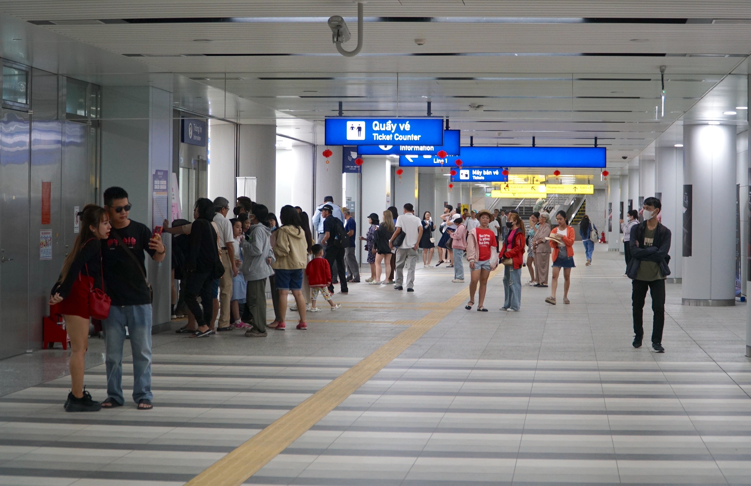 Mùng 7: Metro số 1 đã bớt đông nhưng vẫn còn người đi du xuân- Ảnh 1.