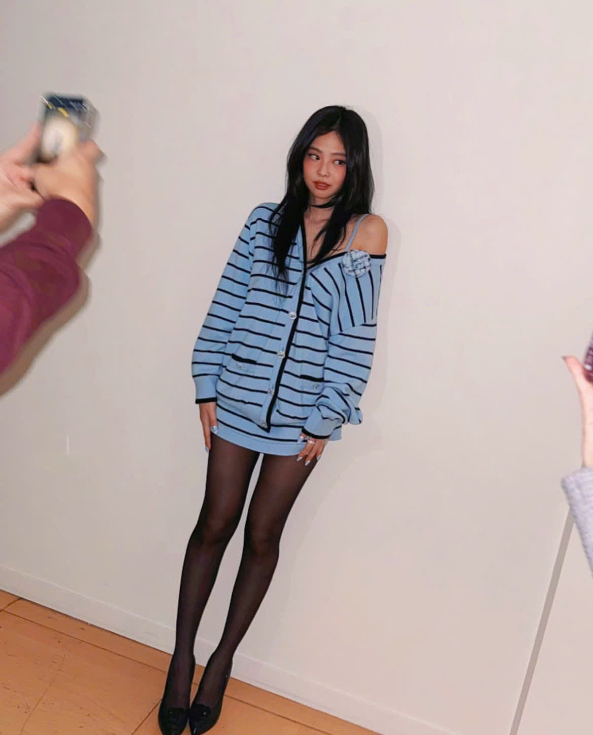 Lär dig hur Jennie klär sig för att framhäva sin figur med extremt enkla accessoarer - Bild 4. Học cách Jennie lên đồ tôn dáng với phụ kiện cực kỳ đơn giản- Ảnh 4.