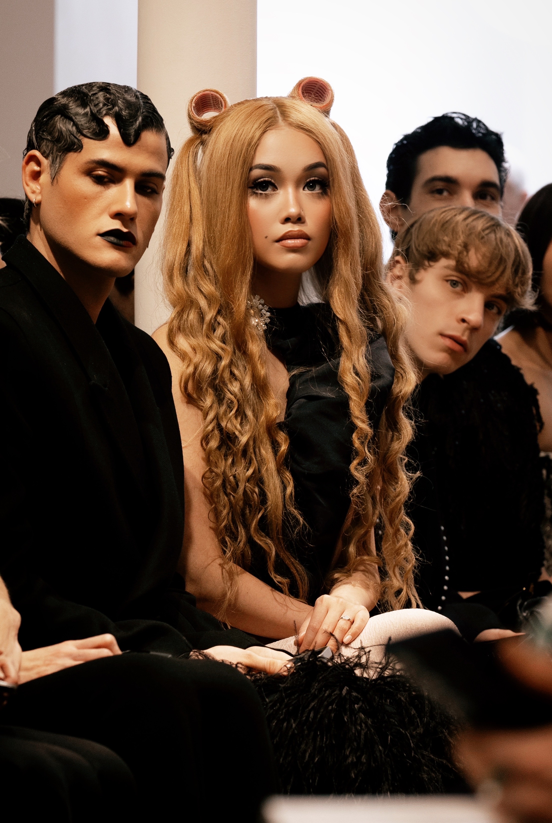 Vietnamese supermodel Jessica Minh Anh transforms on the Paris Fashion Week catwalk - Photo 8. Siêu mẫu Việt Jessica Minh Anh biến hóa trên sàn diễn Tuần lễ Thời trang Paris- Ảnh 8.