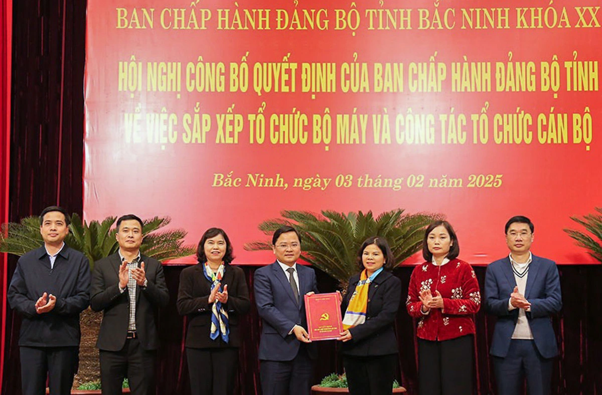 Bắc Ninh công bố các quyết định sắp xếp bộ máy, cán bộ- Ảnh 1.