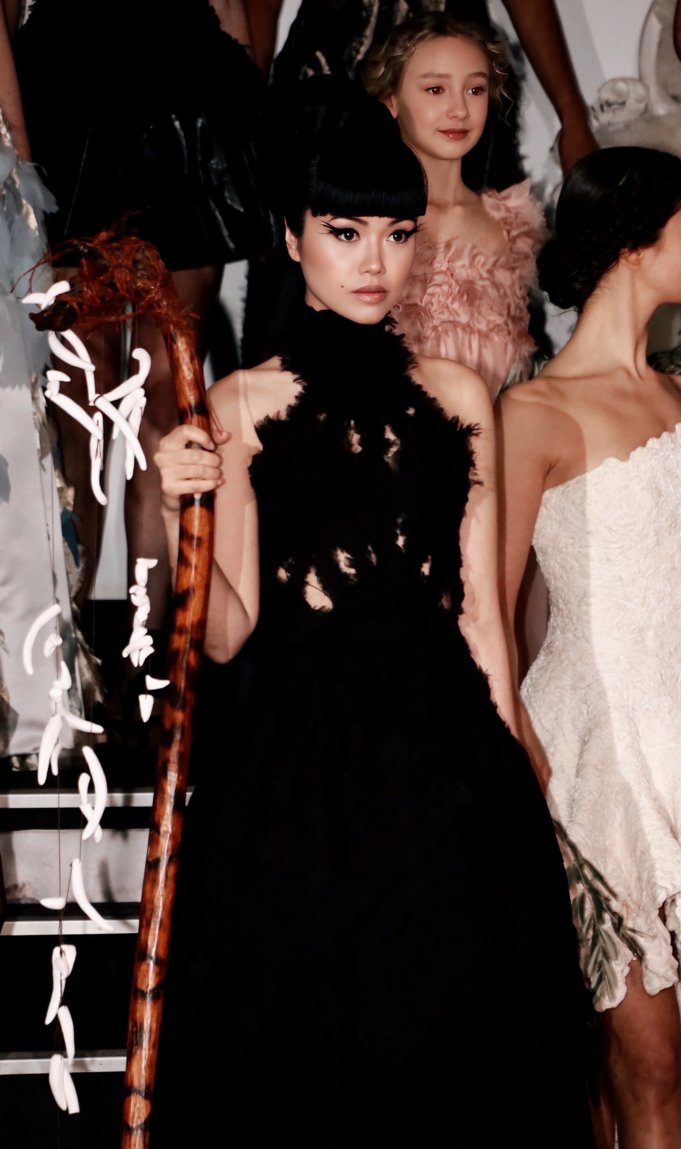 Vietnamese supermodel Jessica Minh Anh transforms on the Paris Fashion Week catwalk - Photo 2. Siêu mẫu Việt Jessica Minh Anh biến hóa trên sàn diễn Tuần lễ Thời trang Paris- Ảnh 2.