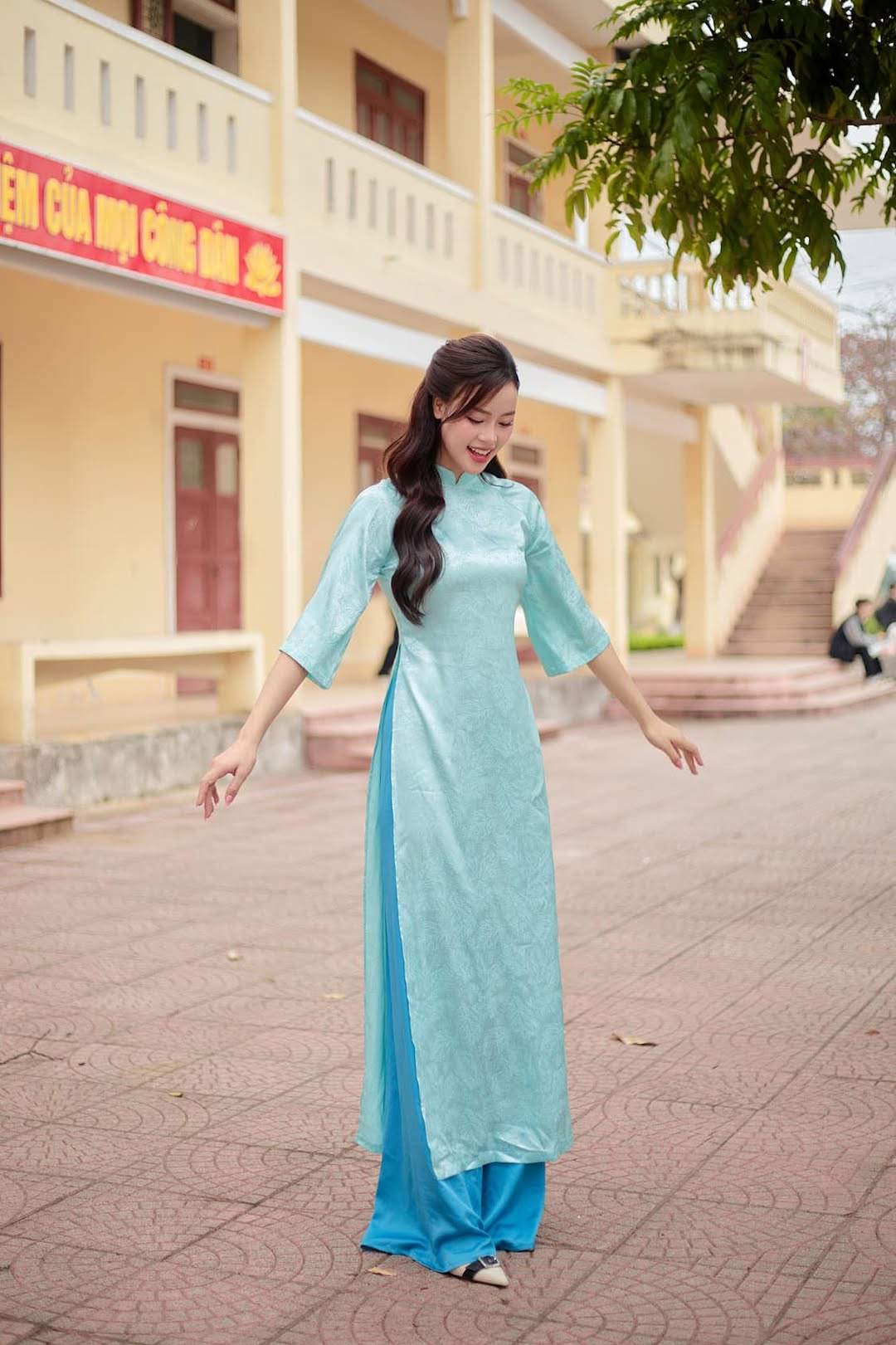 টেটের পরেও বসন্ত এসে গেছে, বছরের শুরুতে আও দাই এখনও তার আকর্ষণ ধরে রেখেছে - ছবি ৪। Hết tết còn xuân, áo dài vẫn giữ vẹn nét duyên đầu năm- Ảnh 4.