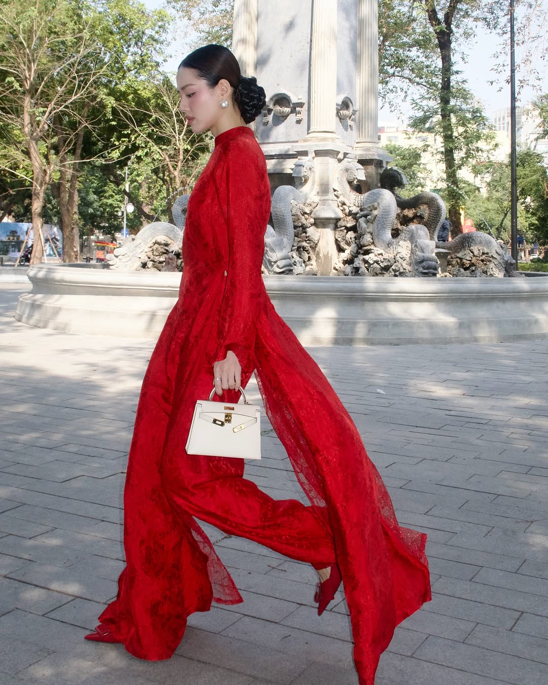 টেটের পরেও বসন্ত এসে গেছে, বছরের শুরুতে আও দাই এখনও তার আকর্ষণ ধরে রেখেছে - ছবি ৮। Hết tết còn xuân, áo dài vẫn giữ vẹn nét duyên đầu năm- Ảnh 8.