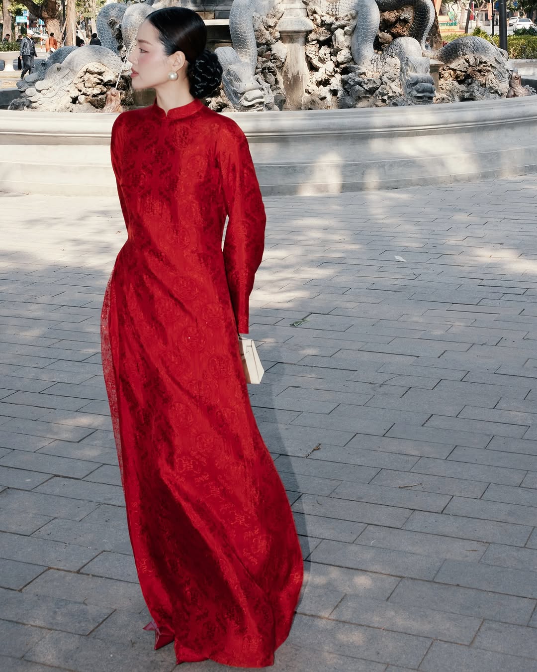 টেটের পরেও বসন্ত এসে গেছে, বছরের শুরুতে আও দাই এখনও তার আকর্ষণ ধরে রেখেছে - ছবি ৯। Hết tết còn xuân, áo dài vẫn giữ vẹn nét duyên đầu năm- Ảnh 9.