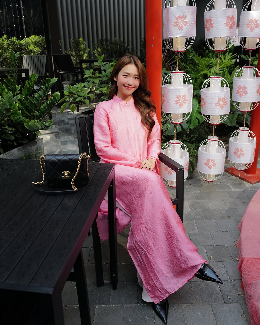 টেটের পরেও বসন্ত এসে গেছে, বছরের শুরুতে আও দাই এখনও তার আকর্ষণ ধরে রেখেছে - ছবি ১। Hết tết còn xuân, áo dài vẫn giữ vẹn nét duyên đầu năm- Ảnh 1.