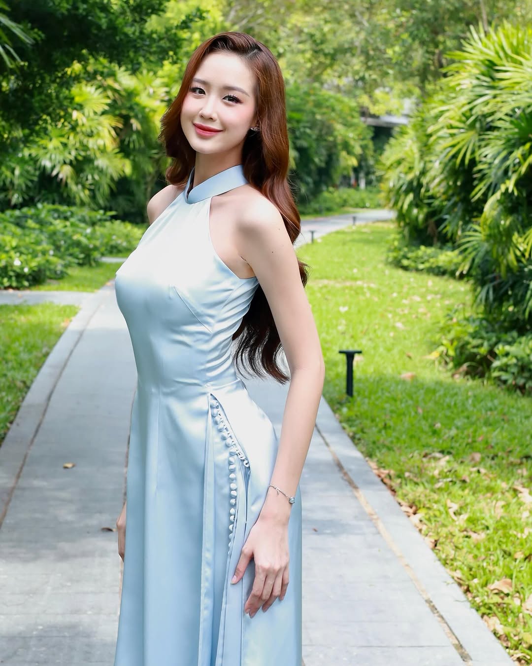 টেটের পরে, বসন্ত এখনও এখানে, আও দাই এখনও বছরের শুরুর আকর্ষণ ধরে রেখেছে - ছবি 6। Hết tết còn xuân, áo dài vẫn giữ vẹn nét duyên đầu năm- Ảnh 6.