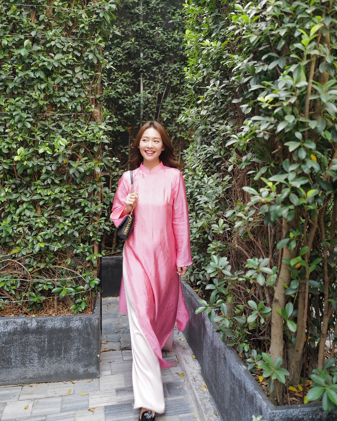 টেটের পরেও বসন্ত এসে গেছে, বছরের শুরুতে আও দাই এখনও তার আকর্ষণ ধরে রেখেছে - ছবি ২। Hết tết còn xuân, áo dài vẫn giữ vẹn nét duyên đầu năm- Ảnh 2.