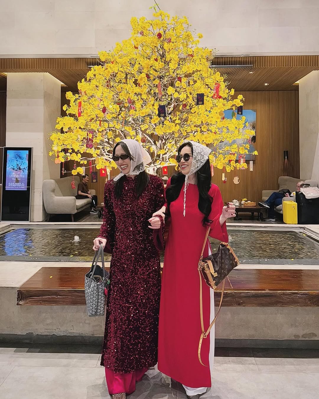 টেটের পরেও বসন্ত এসে গেছে, বছরের শুরুতে আও দাই এখনও তার আকর্ষণ ধরে রেখেছে - ছবি ৭। Hết tết còn xuân, áo dài vẫn giữ vẹn nét duyên đầu năm- Ảnh 7.