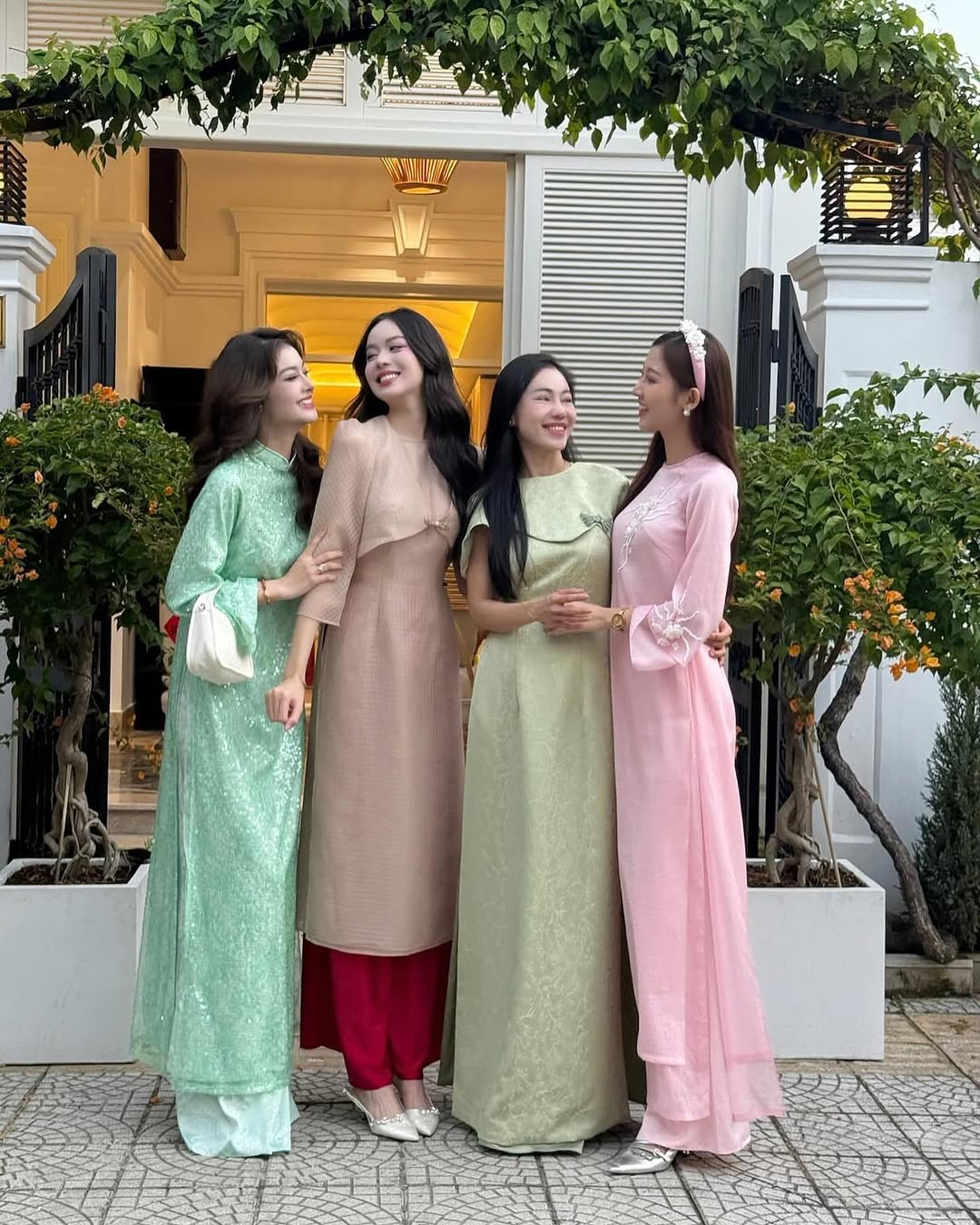 টেটের পরেও বসন্ত এসে গেছে, বছরের শুরুতে আও দাই এখনও তার আকর্ষণ ধরে রেখেছে - ছবি ৩। Hết tết còn xuân, áo dài vẫn giữ vẹn nét duyên đầu năm- Ảnh 3.