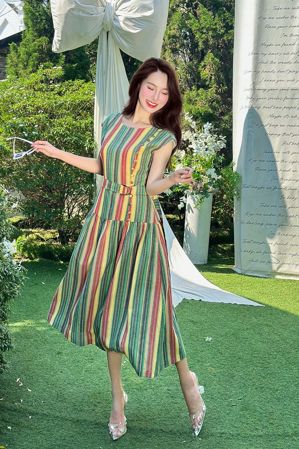 Μην φοβάστε να σπάσετε τα καλούπια με μοναδικά ριγέ ρούχα - Φωτογραφία 2. Ngại gì phá cách với trang phục kẻ sọc độc đáo- Ảnh 2.