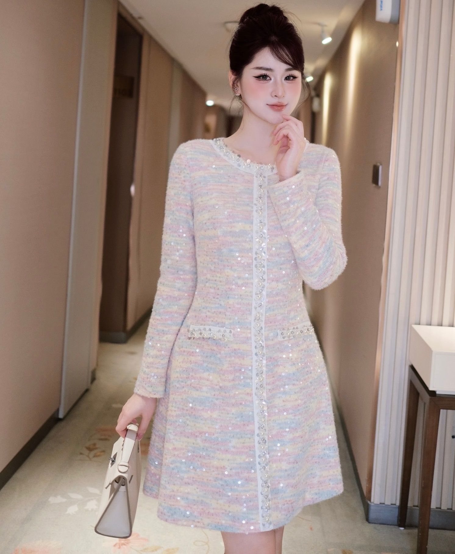 Verzierte Outfits helfen ihr, in jedem Raum zu glänzen – Foto 2. Trang phục đính kết giúp nàng tỏa sáng mọi không gian- Ảnh 2.