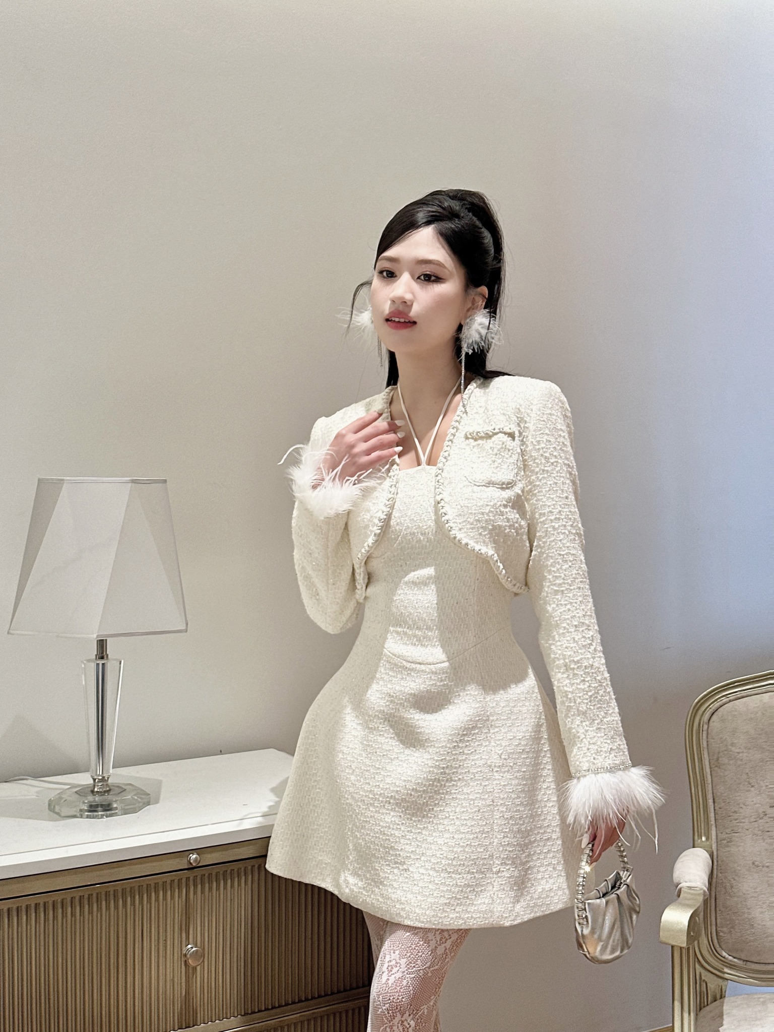 Verzierte Outfits helfen ihr, in jedem Raum zu glänzen – Foto 3. Trang phục đính kết giúp nàng tỏa sáng mọi không gian- Ảnh 3.