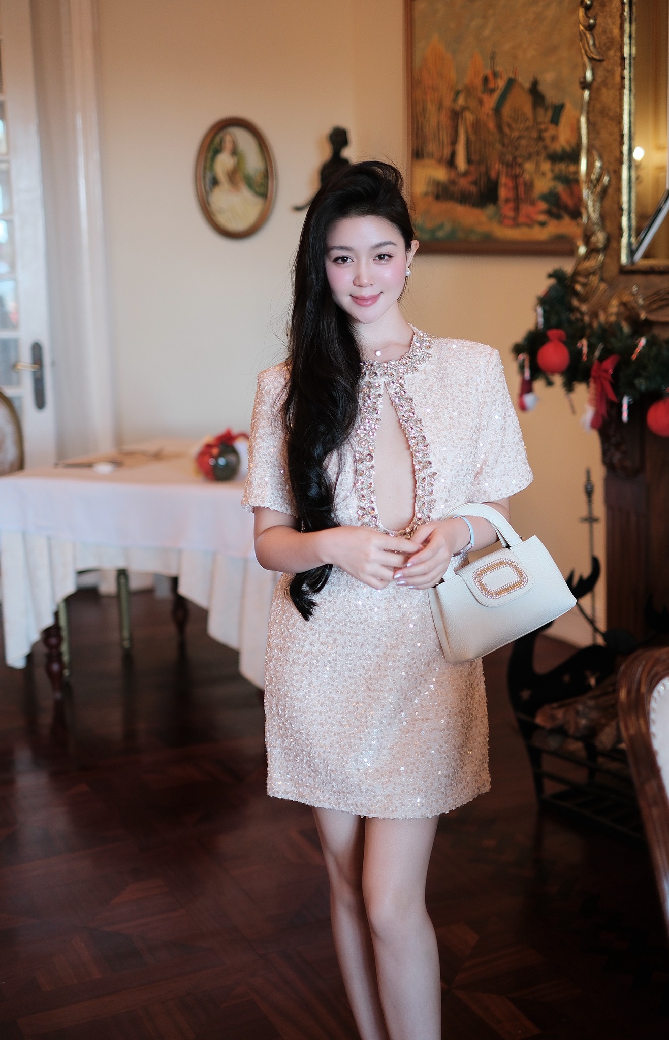 Verzierte Outfits helfen ihr, in jedem Raum zu glänzen – Foto 5. Trang phục đính kết giúp nàng tỏa sáng mọi không gian- Ảnh 5.