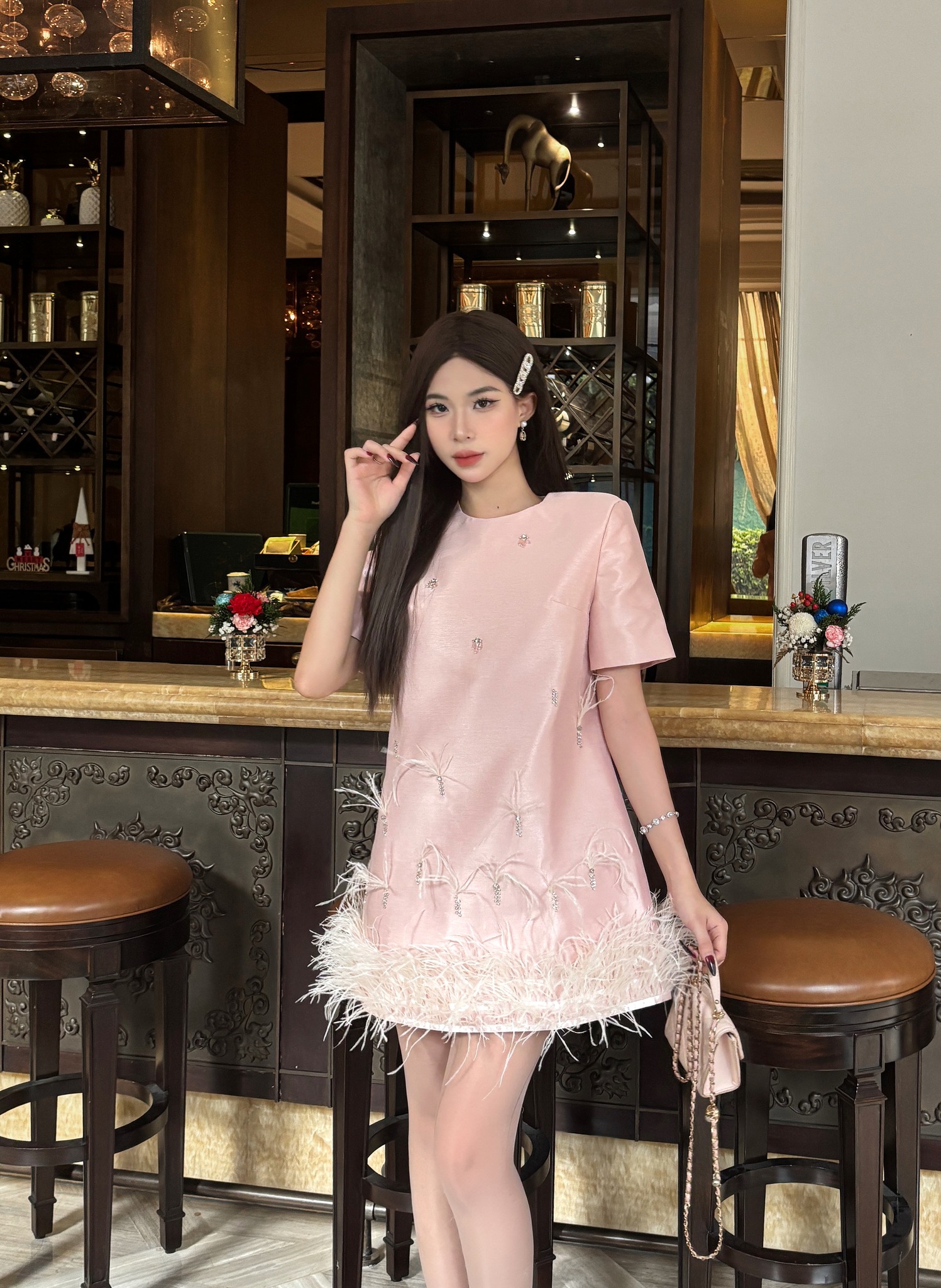 Verzierte Outfits helfen ihr, in jedem Raum zu glänzen – Foto 6. Trang phục đính kết giúp nàng tỏa sáng mọi không gian- Ảnh 6.