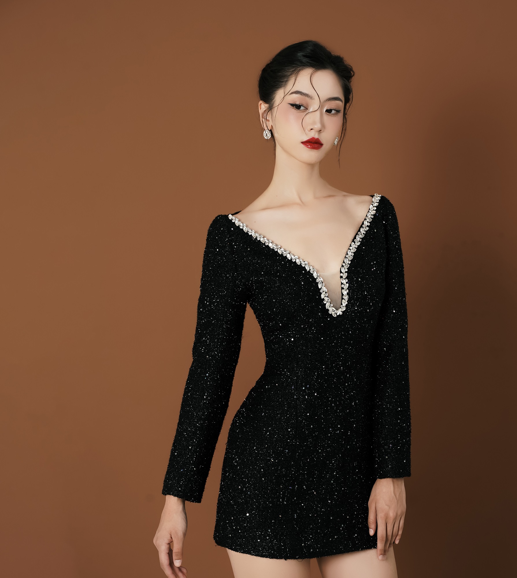 Verzierte Outfits helfen ihr, in jedem Raum zu glänzen – Foto 7. Trang phục đính kết giúp nàng tỏa sáng mọi không gian- Ảnh 7.