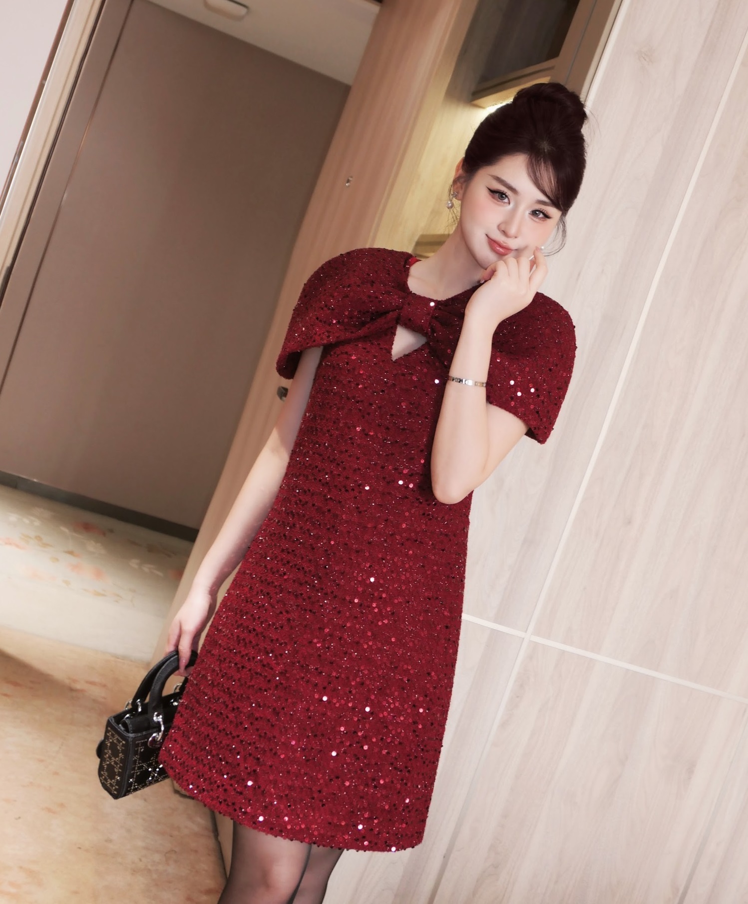 Verzierte Outfits helfen ihr, in jedem Raum zu glänzen – Foto 8. Trang phục đính kết giúp nàng tỏa sáng mọi không gian- Ảnh 8.
