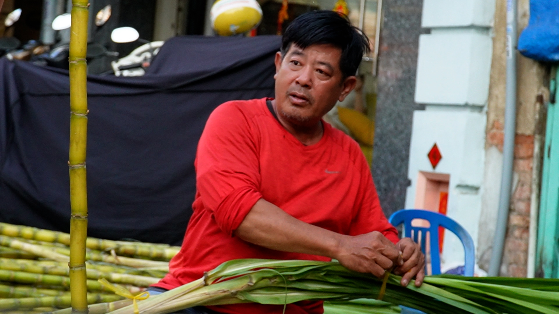 Tiểu thương bán mía vàng cúng vía Ngọc Hoàng: Ngày cúng thu lời vài chục triệu đồng- Ảnh 1.