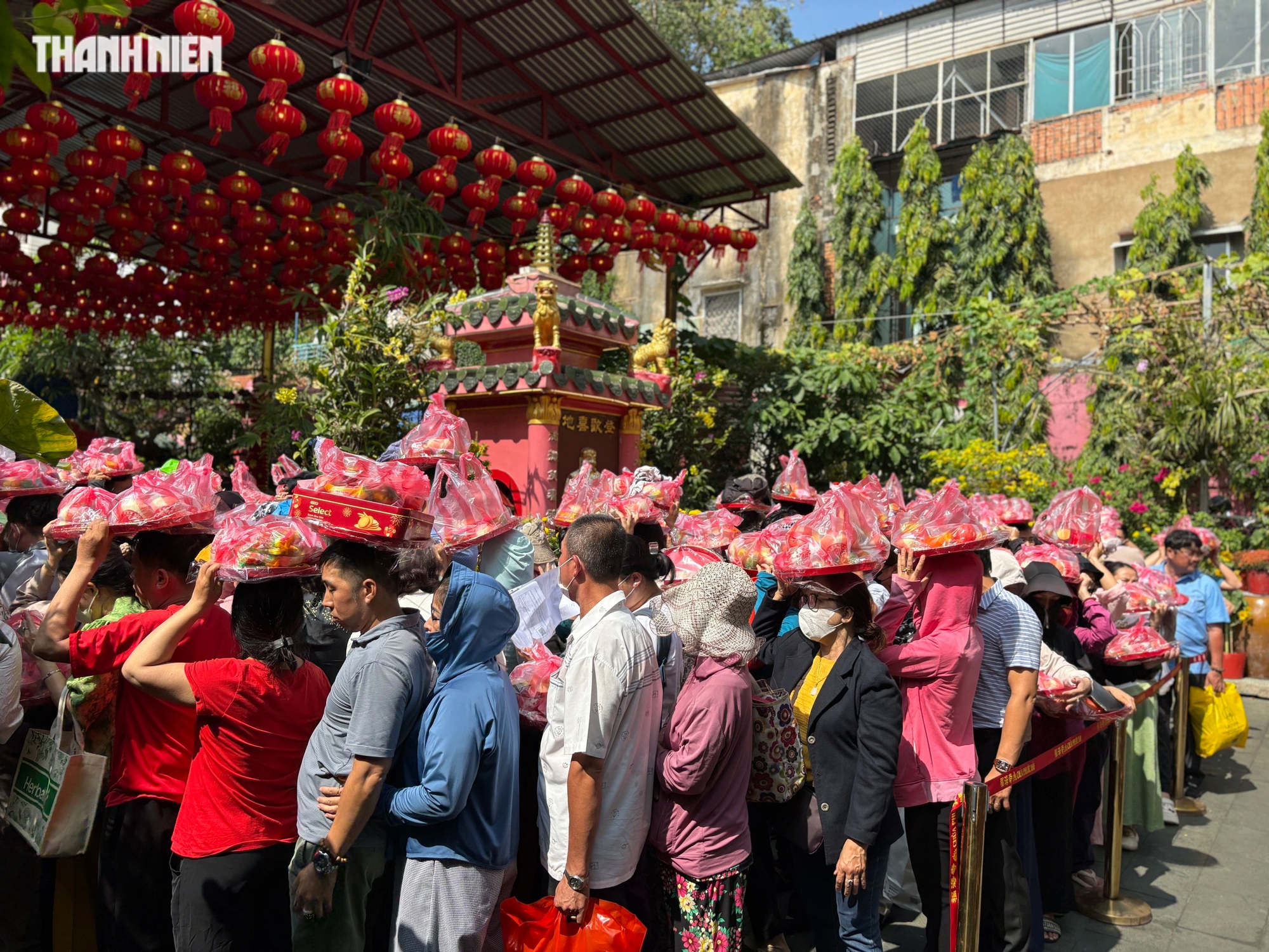 Mùng 8 tết: Đông nghẹt người đội nắng làm lễ chuyển vận ở chùa Ngọc Hoàng- Ảnh 1.