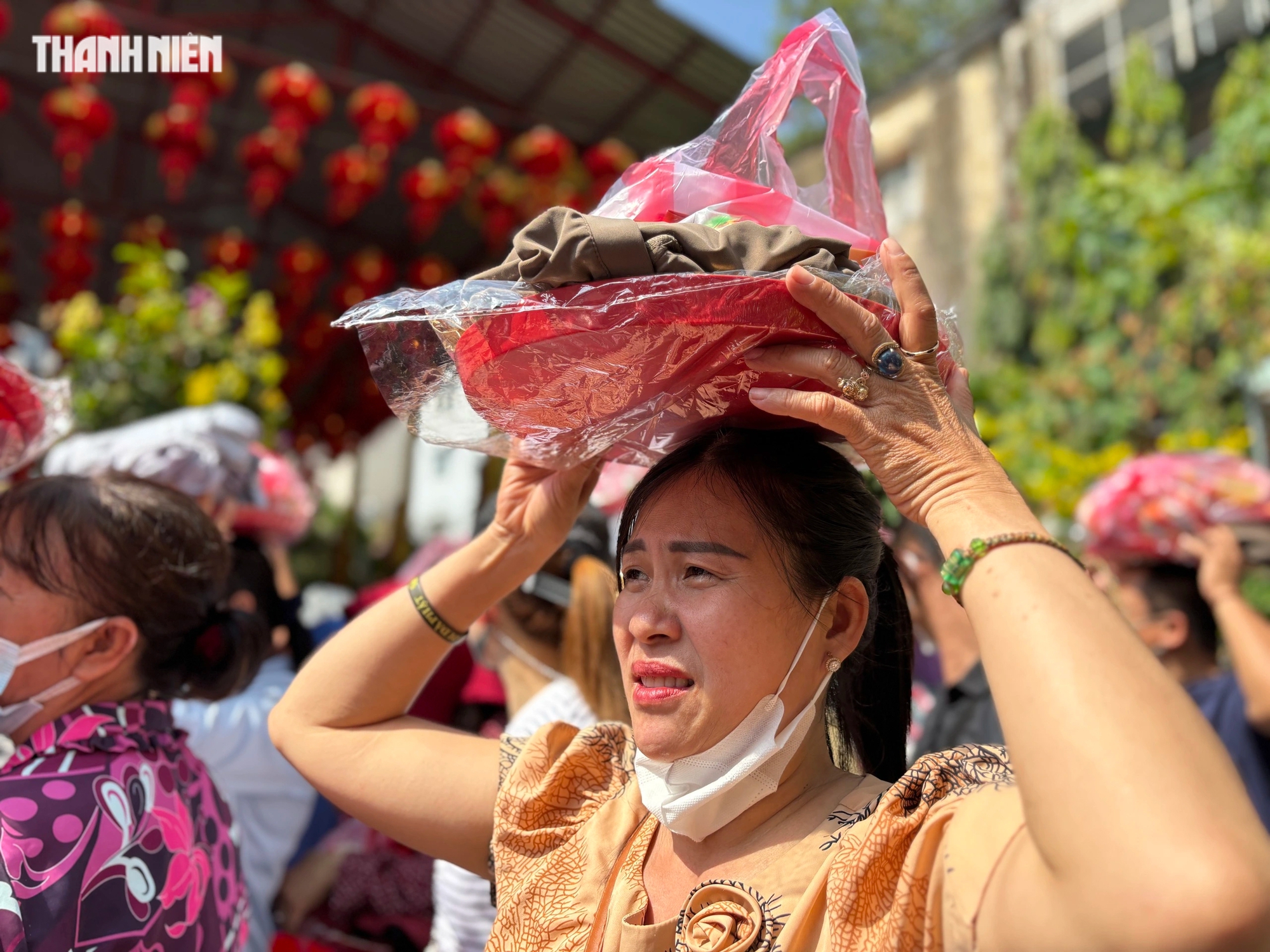 Mùng 8 tết: Đông nghẹt người đội nắng làm lễ chuyển vận ở chùa Ngọc Hoàng- Ảnh 10.