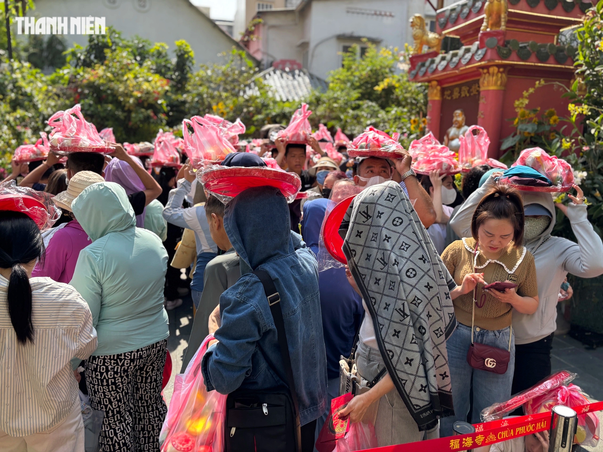 Mùng 8 tết: Đông nghẹt người đội nắng làm lễ chuyển vận ở chùa Ngọc Hoàng- Ảnh 6.