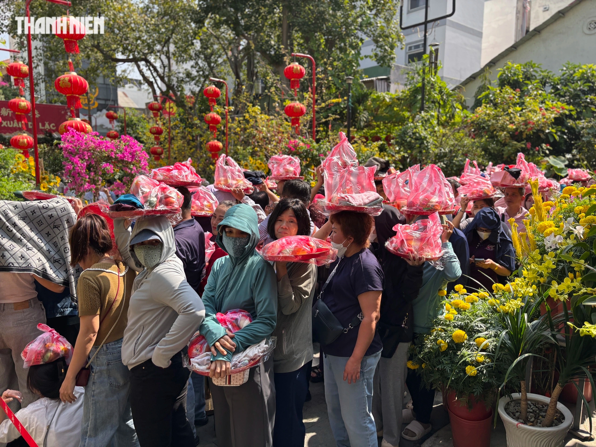 Mùng 8 tết: Đông nghẹt người đội nắng làm lễ chuyển vận ở chùa Ngọc Hoàng- Ảnh 9.