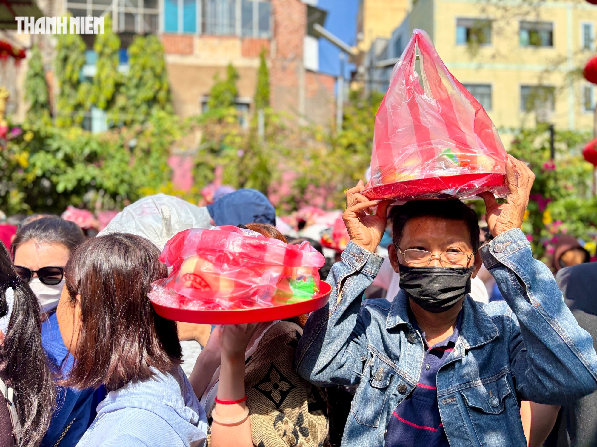 Mùng 8 tết: Đông nghẹt người đội nắng làm lễ chuyển vận ở chùa Ngọc Hoàng- Ảnh 5.