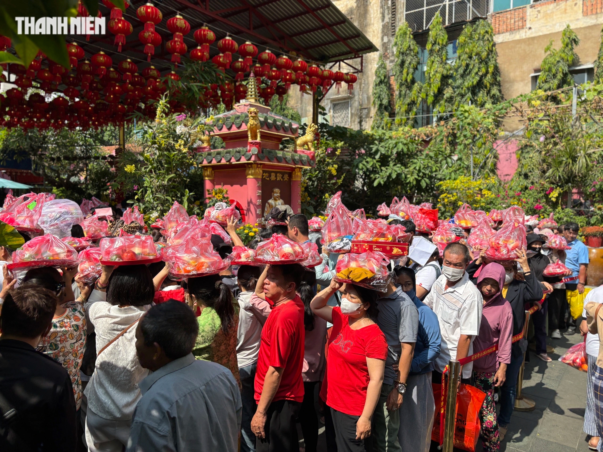 Mùng 8 tết: Đông nghẹt người đội nắng làm lễ chuyển vận ở chùa Ngọc Hoàng- Ảnh 15.