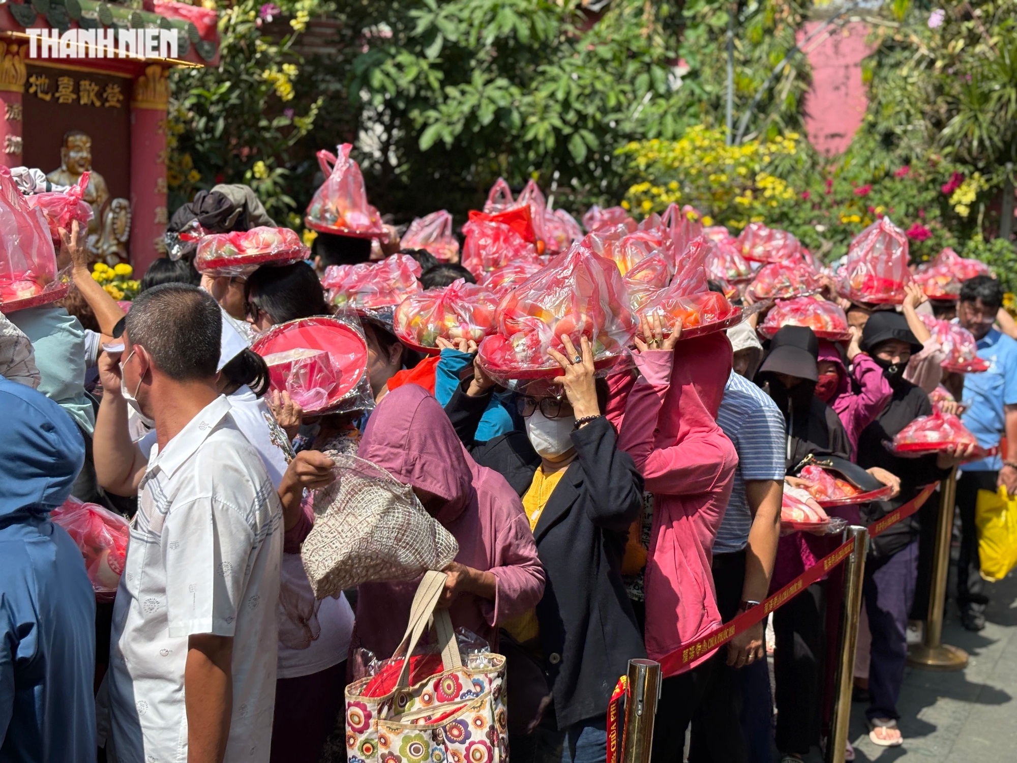 Mùng 8 tết: Đông nghẹt người đội nắng làm lễ chuyển vận ở chùa Ngọc Hoàng- Ảnh 3.