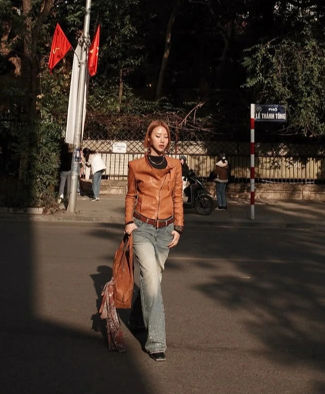 Consejos para pasar de la oficina a la calle con jeans - Foto 7. Bí kíp biến hóa từ công sở đến dạo phố với quần jeans- Ảnh 7.