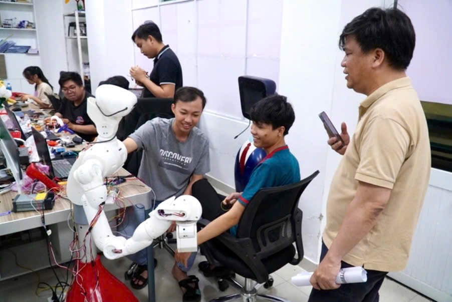 कौन सी कंपनी AI इंजीनियरों को 100 मिलियन VND/माह का भुगतान करती है? - फोटो 1. Doanh nghiệp nào trả lương 100 triệu đồng/tháng cho kỹ sư AI?- Ảnh 1.