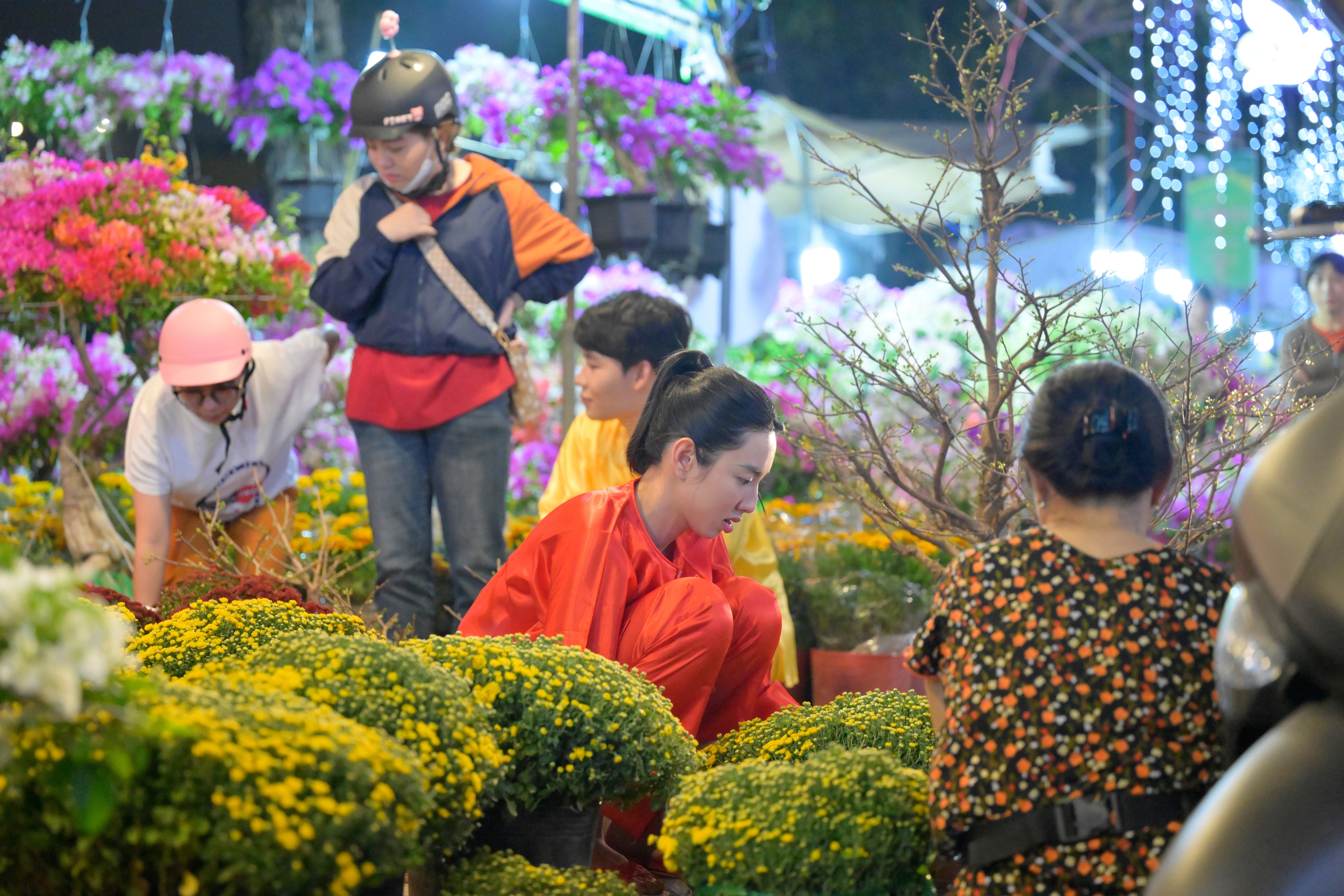 Hoa hậu Thùy Tiên bán hoa tết, trổ tài ca hát, làm thơ để kéo khách- Ảnh 3.