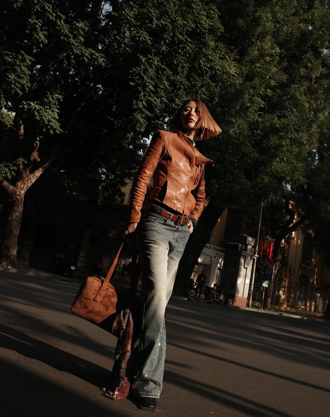 Consejos para pasar de la oficina a la calle con jeans - Foto 6. Bí kíp biến hóa từ công sở đến dạo phố với quần jeans- Ảnh 6.