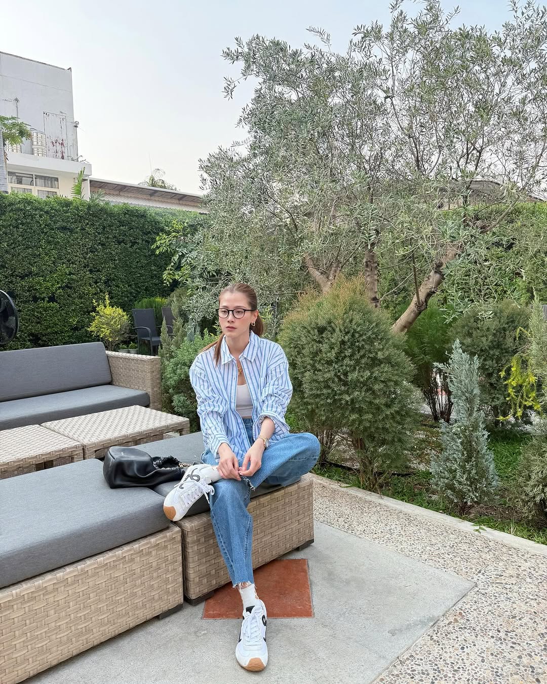 Consejos para pasar de la oficina a la calle con jeans - Foto 2. Bí kíp biến hóa từ công sở đến dạo phố với quần jeans- Ảnh 2.