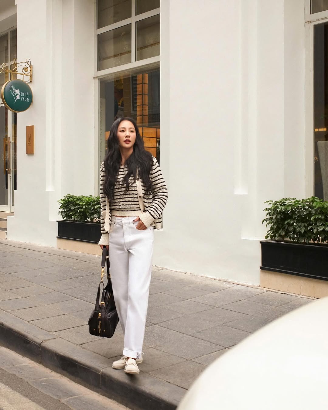 Consejos para pasar de la oficina a la calle con jeans - Foto 4. Bí kíp biến hóa từ công sở đến dạo phố với quần jeans- Ảnh 4.