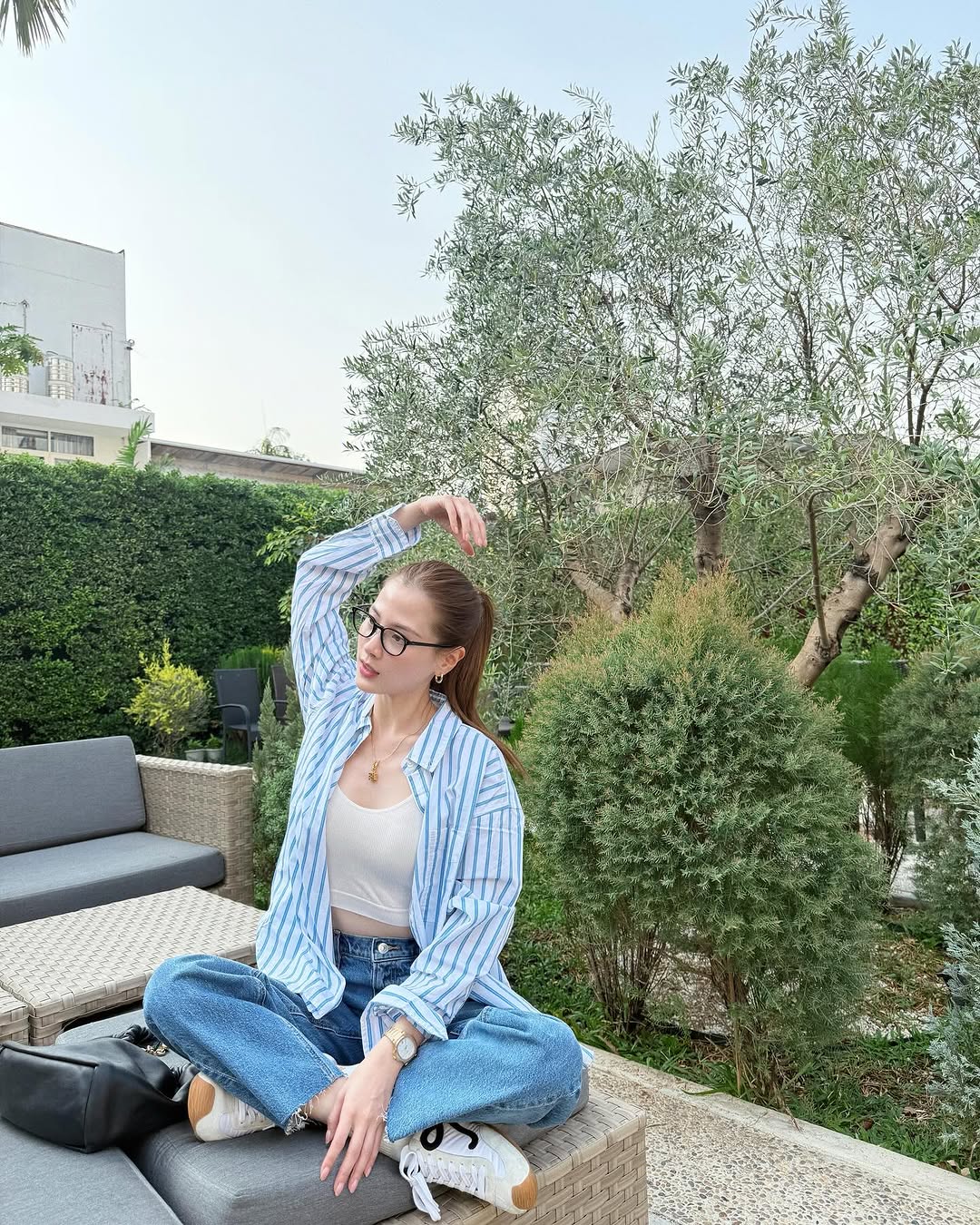 Consejos para pasar de la oficina a la calle con jeans - Foto 1. Bí kíp biến hóa từ công sở đến dạo phố với quần jeans- Ảnh 1.