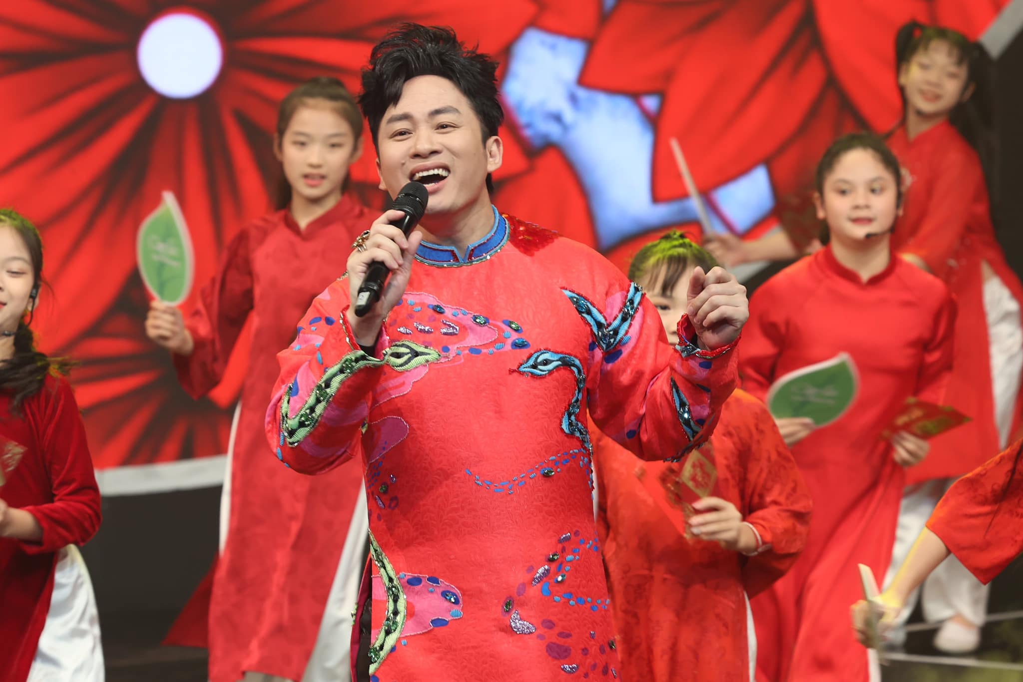 Singer Tung Duong: I used to be lonely because I was unique and different - Photo 2. Ca sĩ Tùng Dương: Tôi từng cô đơn vì độc và dị- Ảnh 2.