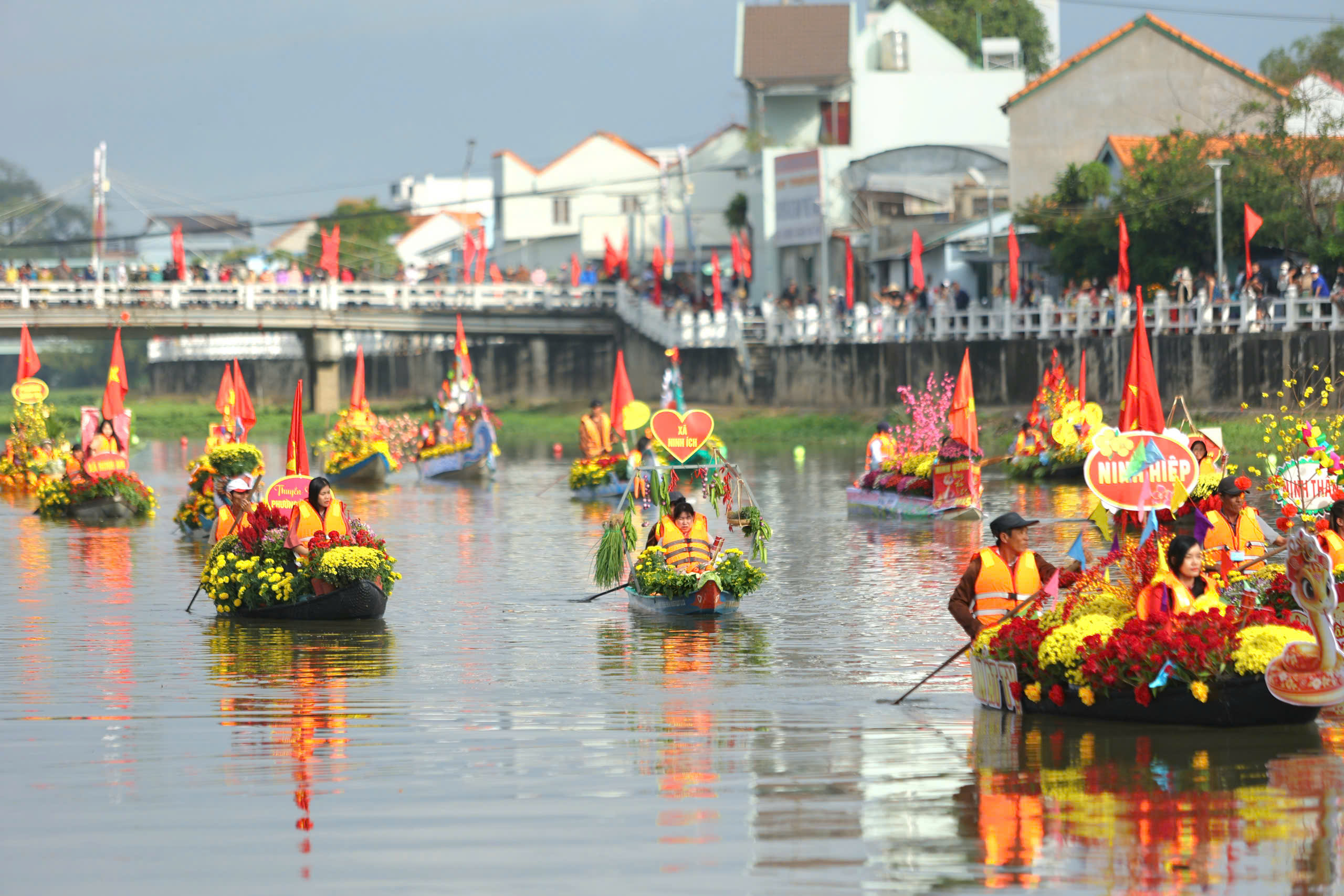 Lễ hội thuyền hoa trên sông Dinh thu hút hàng ngàn người dân và du khách- Ảnh 3.