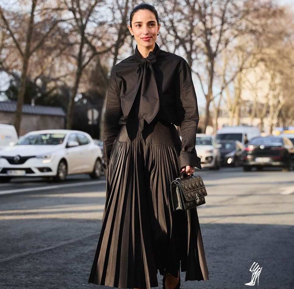 La blusa plisada negra es una prenda moderna y a la vez muy individual y dinámica - Foto 3. Áo blouse xếp nếp màu đen vừa thời trang lại rất cá tính,  năng động- Ảnh 3.