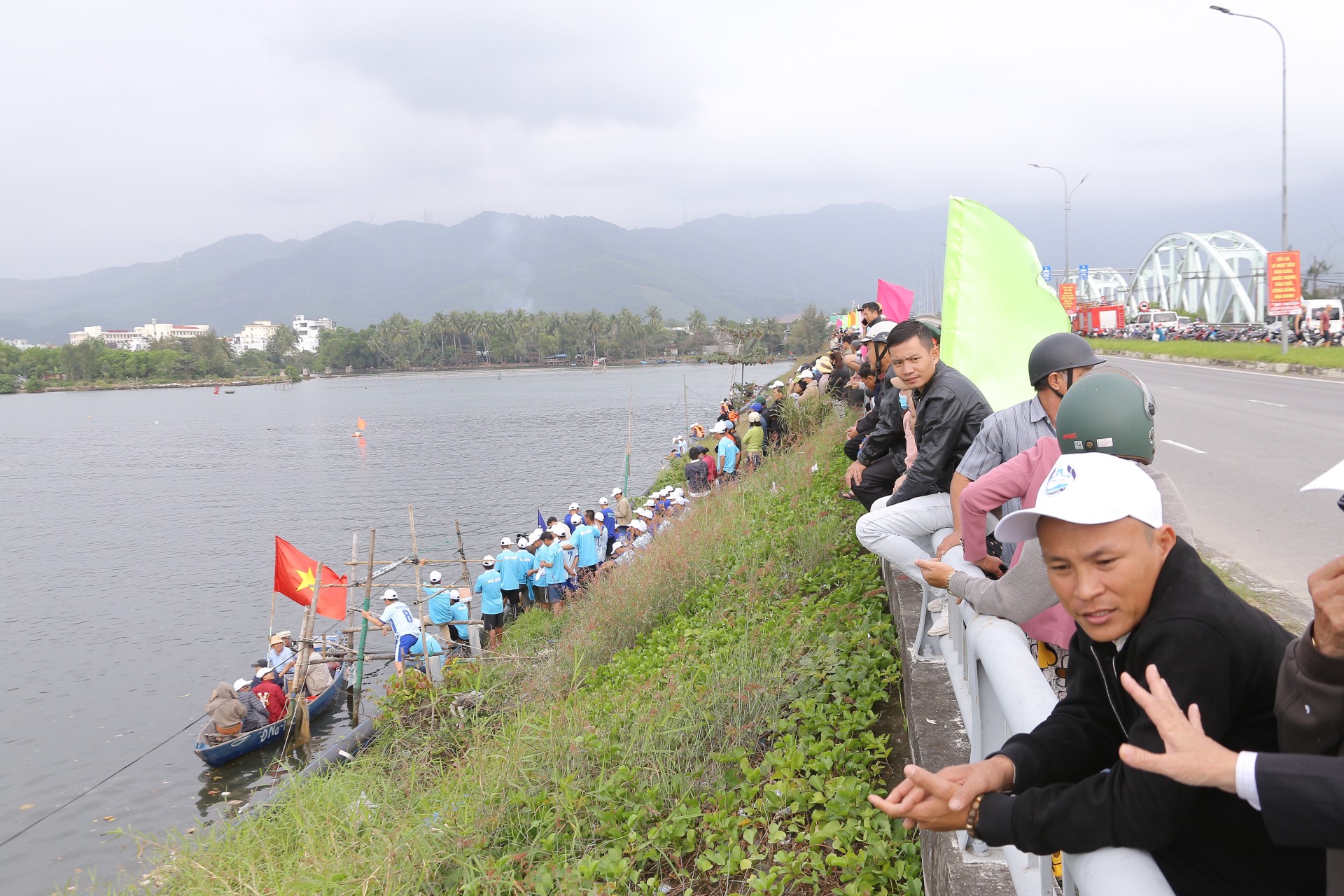 Chen chân ở sông Cu Đê xem ngư dân tranh tài đua thuyền- Ảnh 2.