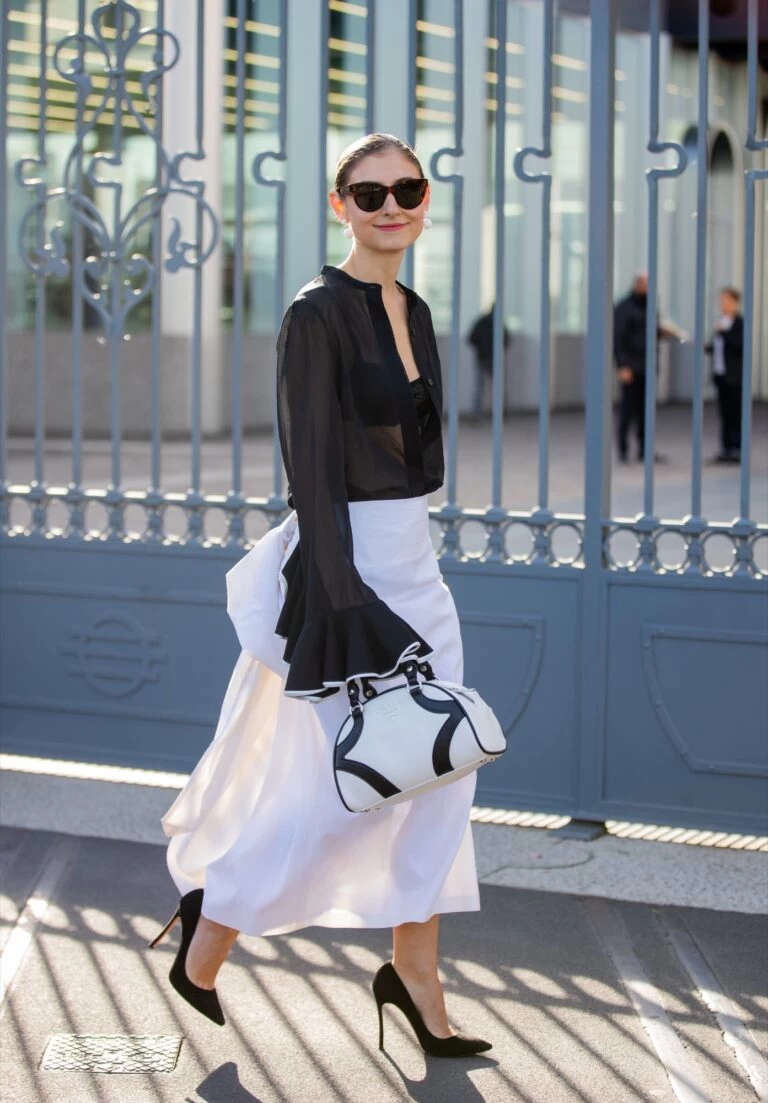 La blusa plisada negra es una prenda moderna y a la vez muy individual y dinámica - Foto 1. Áo blouse xếp nếp màu đen vừa thời trang lại rất cá tính,  năng động- Ảnh 1.
