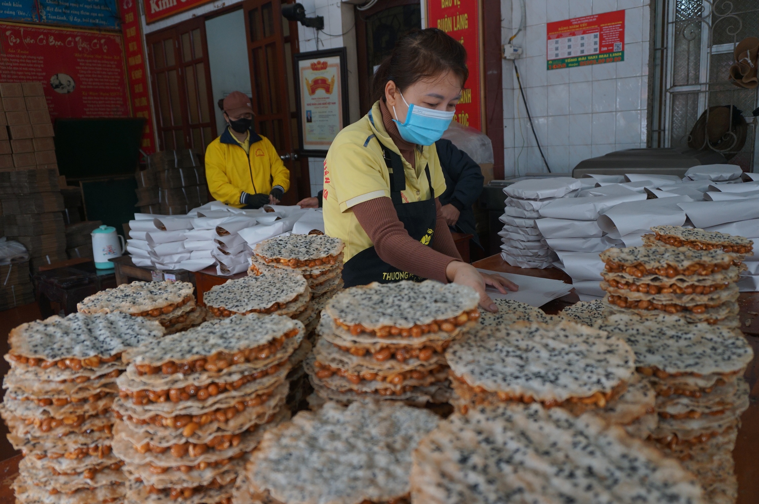 Tăng gấp đôi công nhân, làm suốt cả ngày cũng không đủ cu đơ bán cho khách- Ảnh 8.