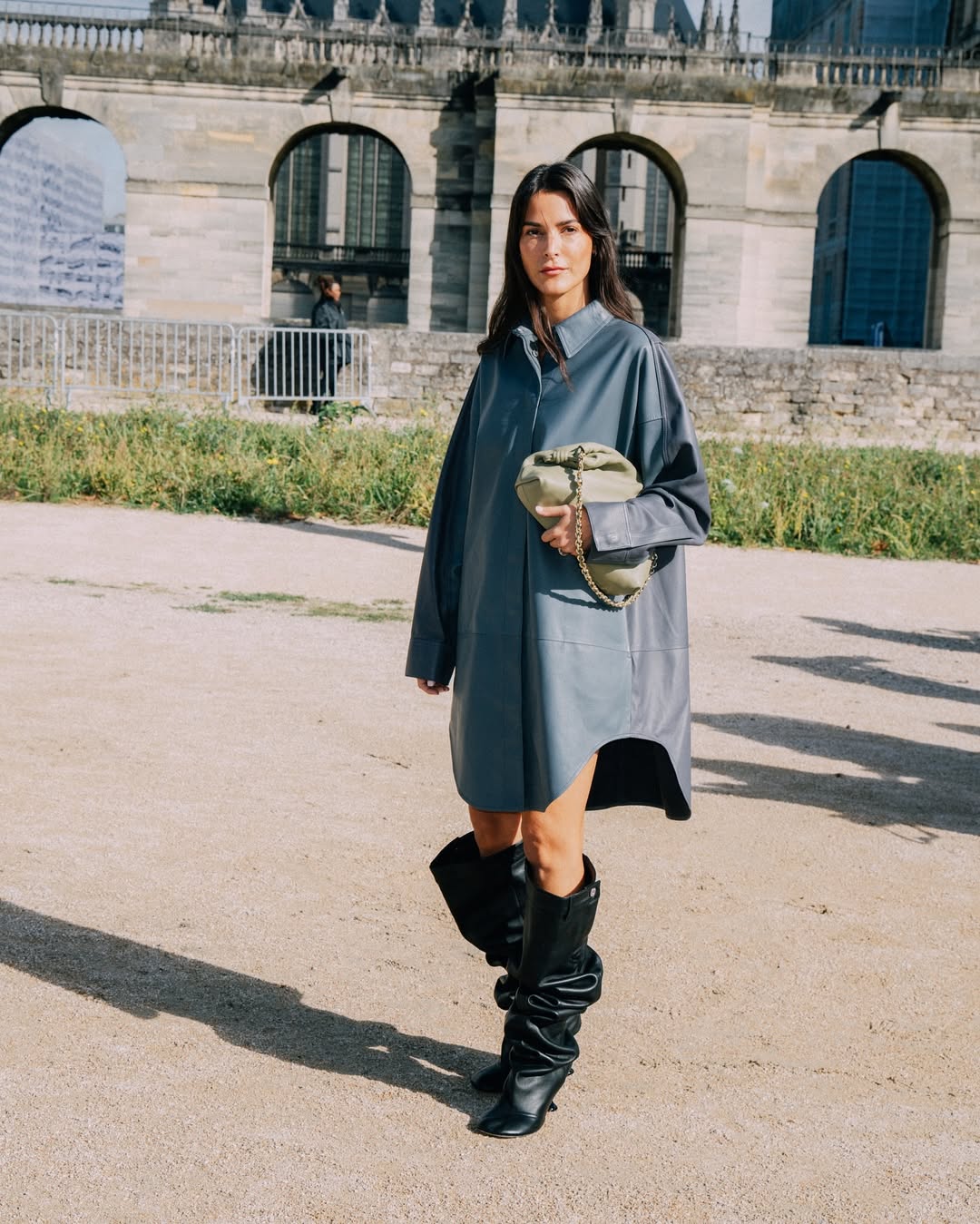 Frumusețea îndrăzneață și elegantă a unei fuste de piele în stil cămașă - Fotografia 1. Vẻ đẹp táo bạo và thanh lịch của váy da kiểu dáng sơ mi- Ảnh 1.