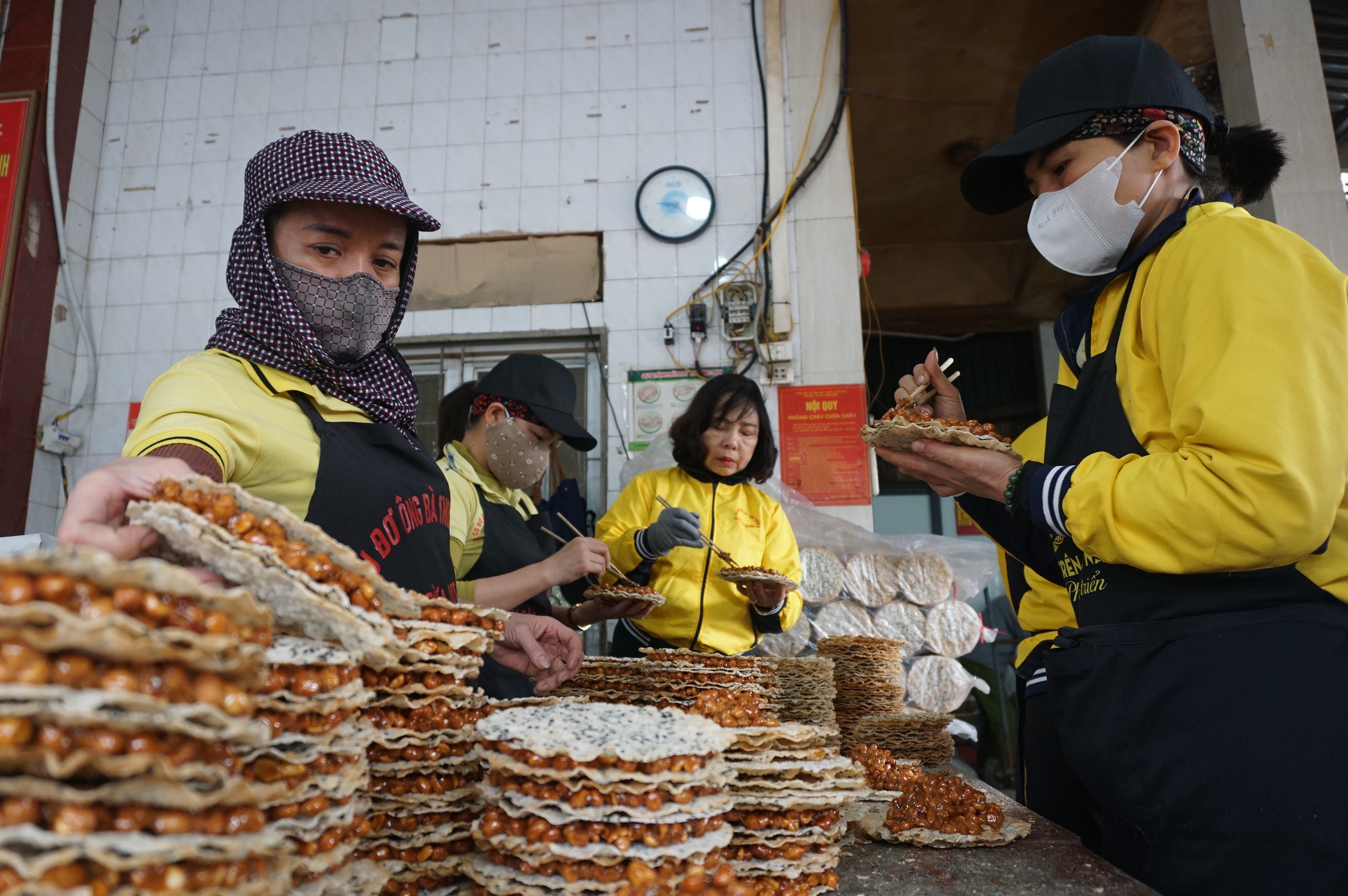 Tăng gấp đôi công nhân, làm suốt cả ngày cũng không đủ cu đơ bán cho khách- Ảnh 4.