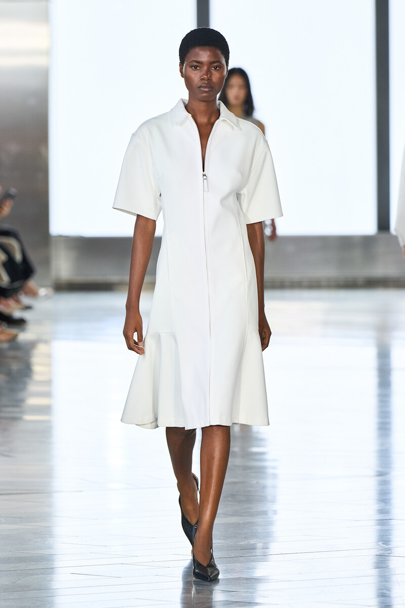 Frumusețea îndrăzneață și elegantă a unei fuste de piele în stil cămașă - Fotografia 7. Vẻ đẹp táo bạo và thanh lịch của váy da kiểu dáng sơ mi- Ảnh 7.