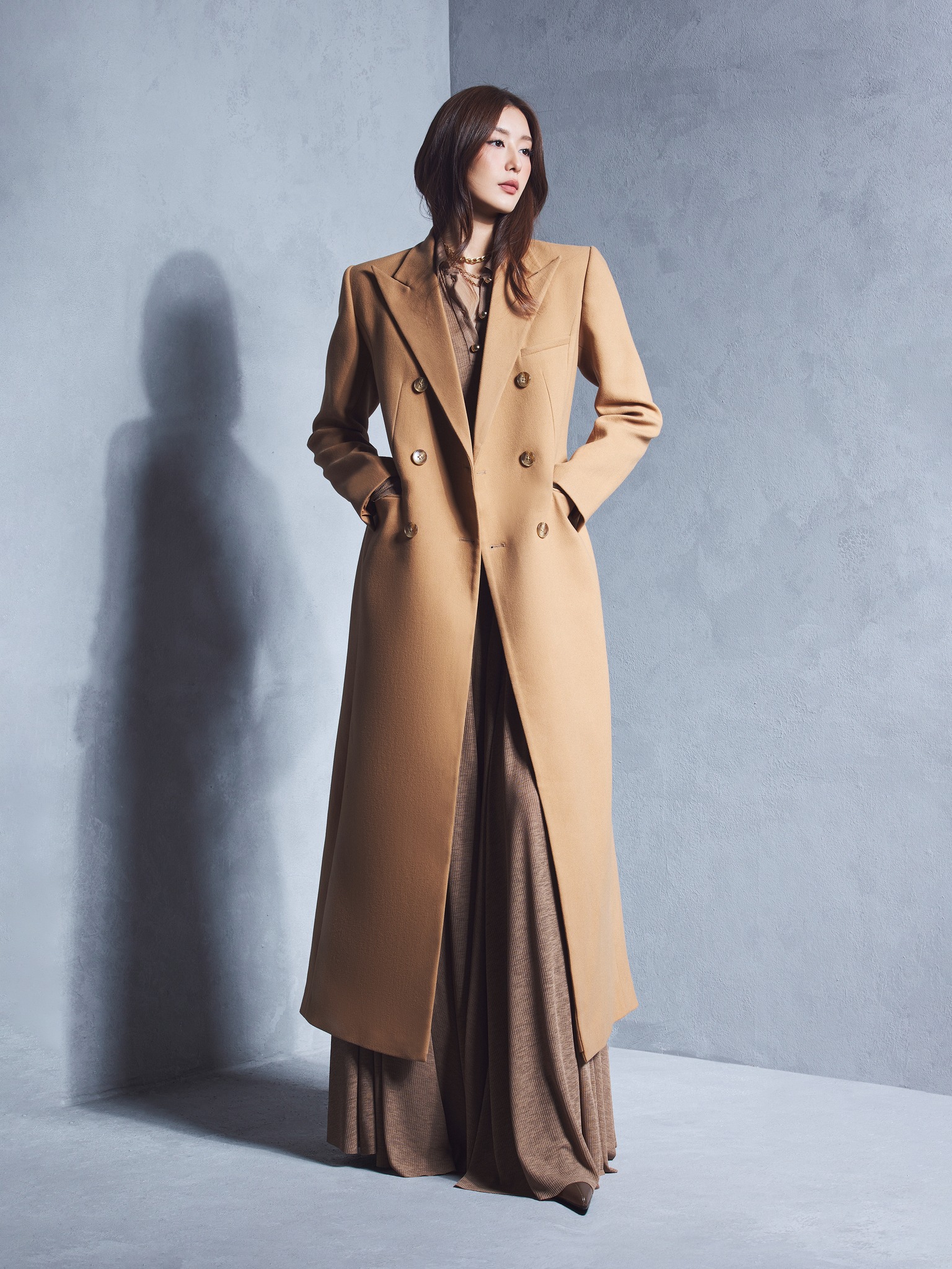 Paltoanele lungi și luxoase sunt „salvatoare” atunci când Nordul devine rece - Fotografia 9. Áo khoác dài sang trọng là 'cứu tinh' khi miền Bắc trở lạnh sâu- Ảnh 9.