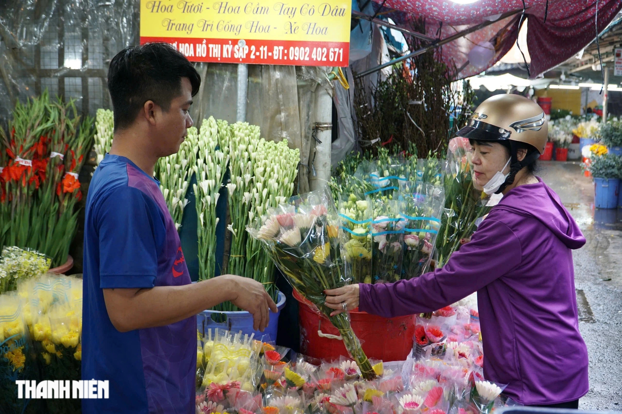 Hoa đồng tiền ngày vía thần tài ở TP.HCM giá tăng 3-5 lần: Khách vui vẻ mua- Ảnh 6.