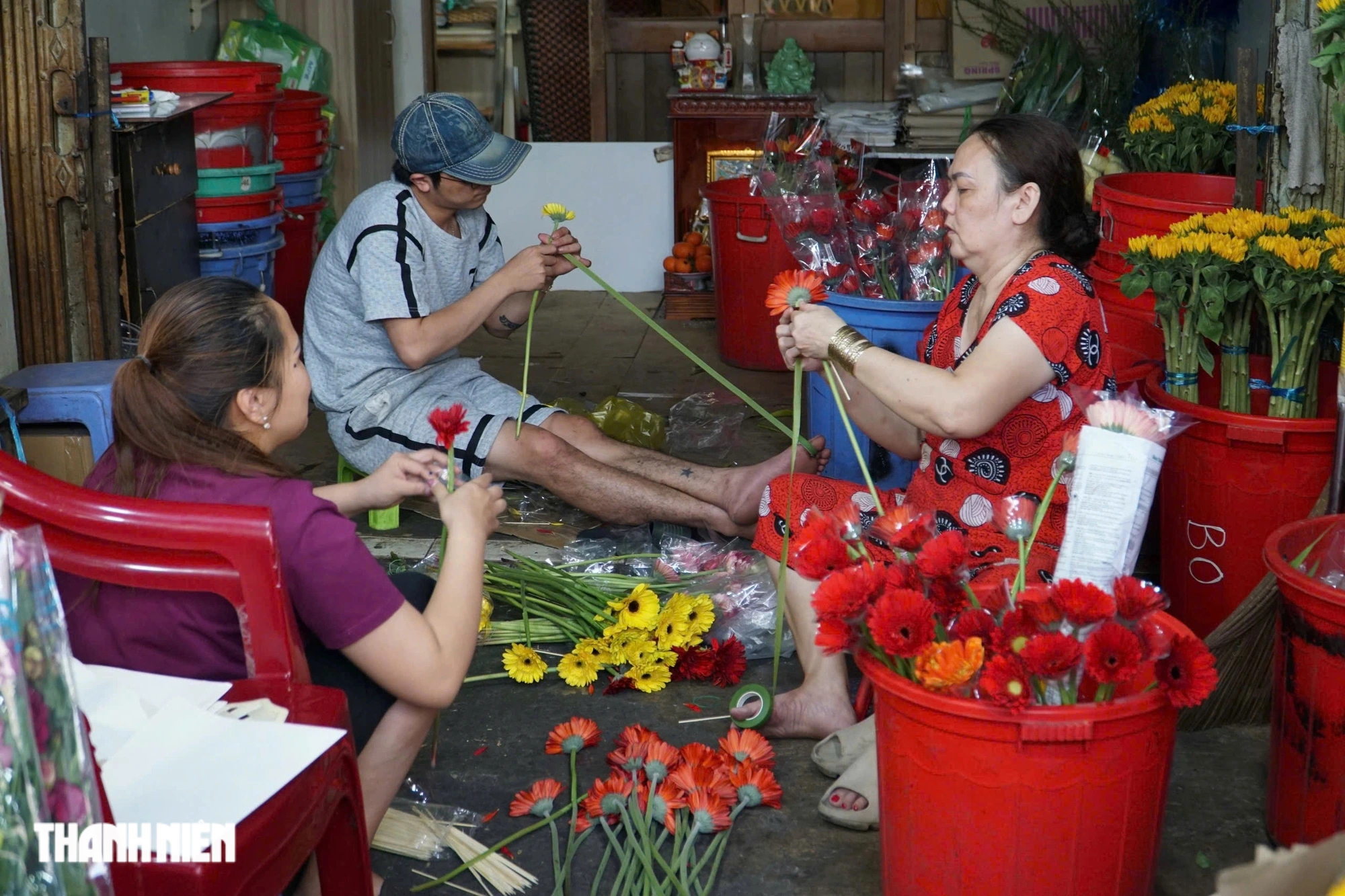 Hoa đồng tiền ngày vía thần tài ở TP.HCM giá tăng 3-5 lần: Khách vui vẻ mua- Ảnh 1.