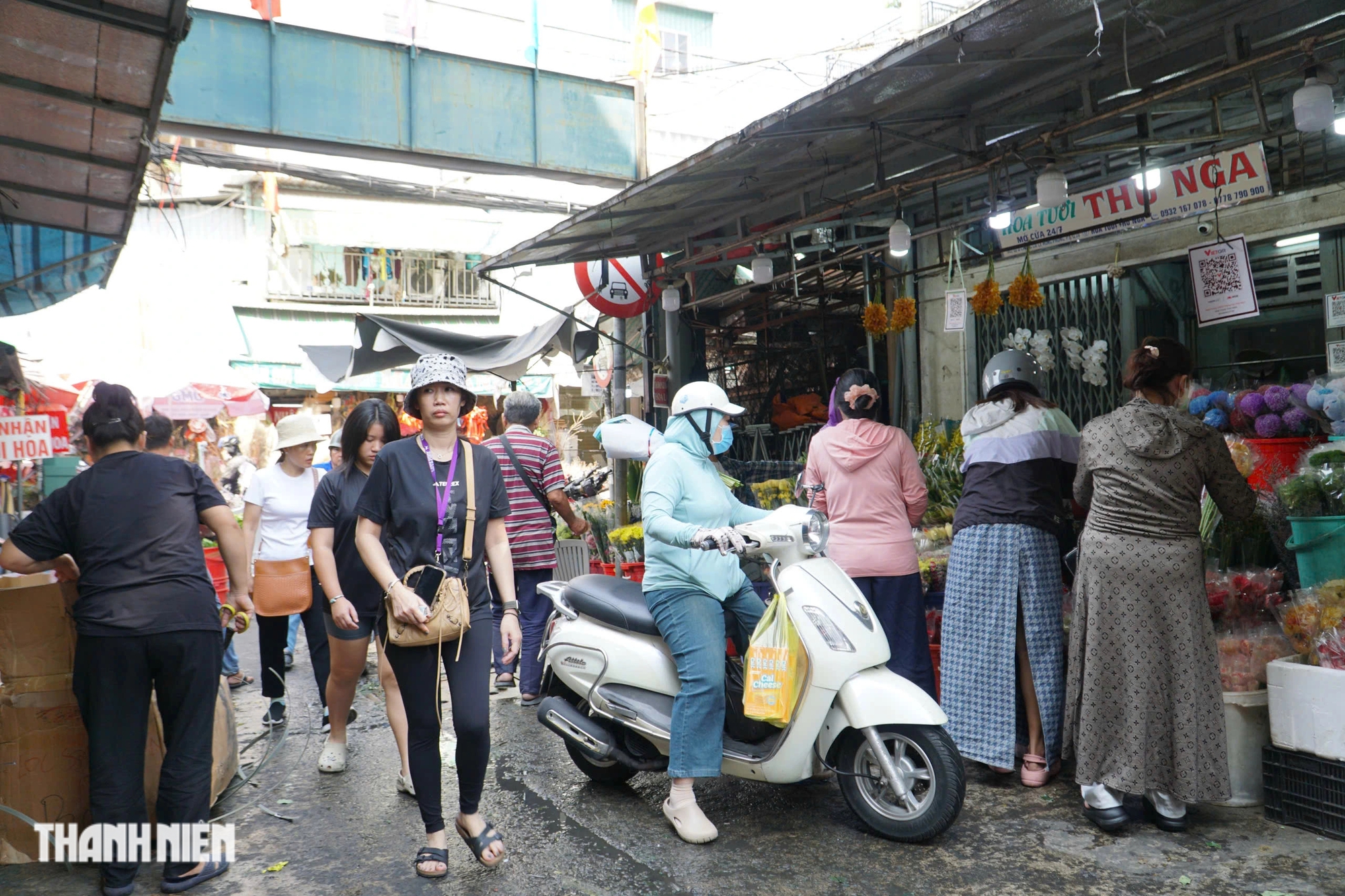 Hoa đồng tiền ngày vía thần tài ở TP.HCM giá tăng 3-5 lần: Khách vui vẻ mua- Ảnh 7.