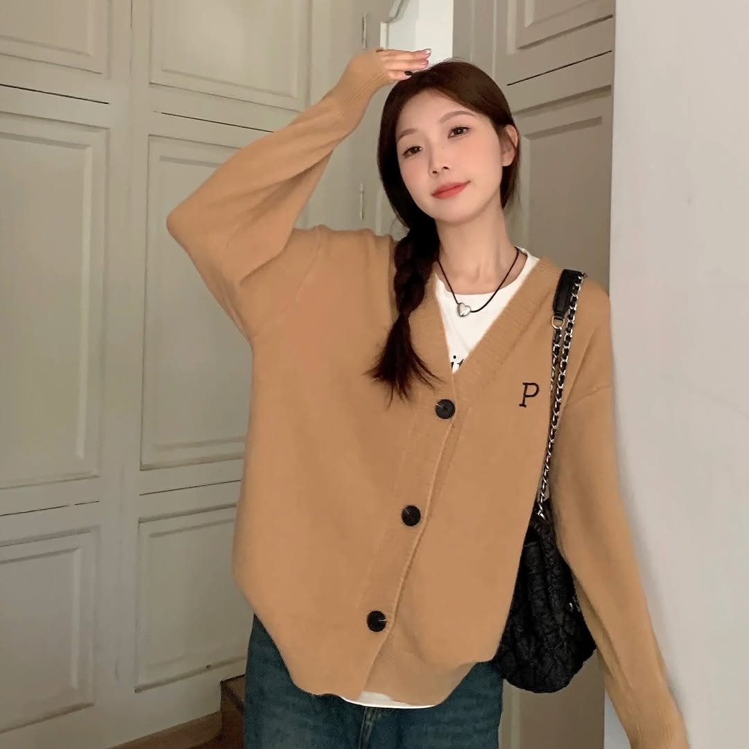 Cardigan deixa o dia a dia com um visual luxuoso - Foto 2. Áo cardigan khiến vẻ ngoài đời thường trở nên sang trọng- Ảnh 2.