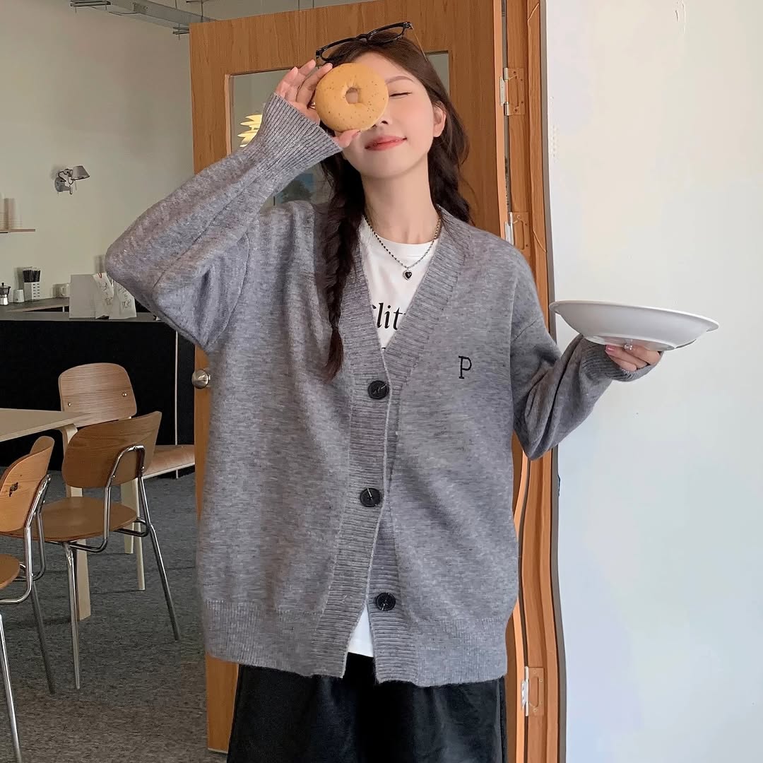 Cardigan deixa o dia a dia com um visual luxuoso - Foto 1. Áo cardigan khiến vẻ ngoài đời thường trở nên sang trọng- Ảnh 1.